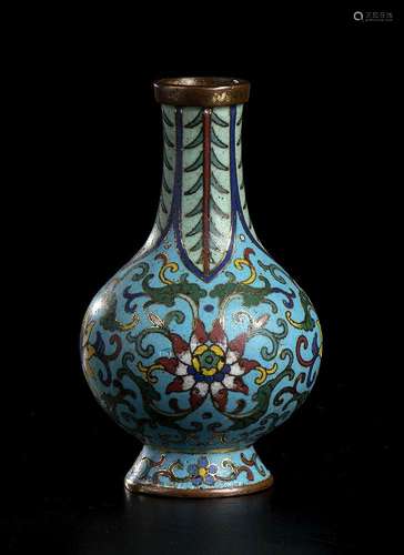 A CLOISONNÉ<br />
ENAMELED METAL SMALL BOTTLE VASE