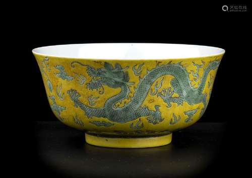 A GREEN AND YELLOW ENAMELED PORCELAIN ‘DRAGON’ BOWL