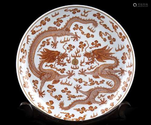 AN IRON RED PAINTED AND GILT PORCELAIN LARGE ‘DRAGON’ DISH