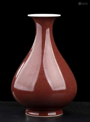 A RED GLAZED PORCELAIN YUHUCHUPING VASE