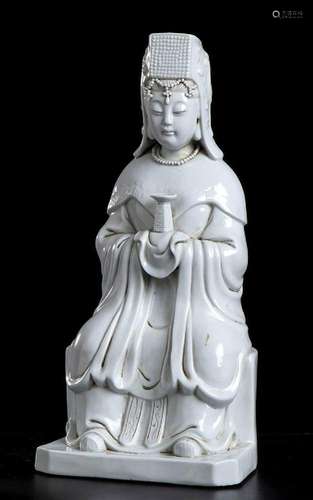 A ‘BLANC DE CHINE’ PORCELAIN FIGURE OF A FEMALE DEITY