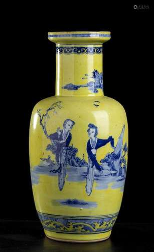 A YELLOW GROUND AND ‘BLUE AND WHITE’ PORCELAIN BALUSTER VASE