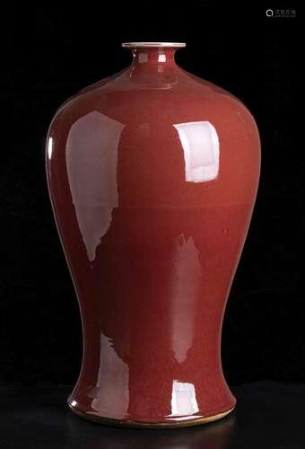 A RED GLAZED PORCELAIN LARGE MEIPING VASE