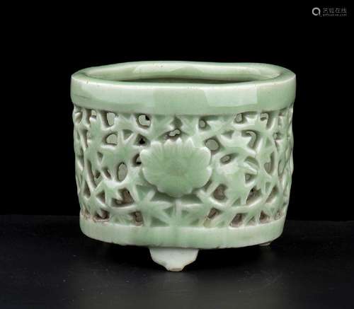 A CÉLADON<br />
GLAZED RETICULATED PORCELAIN INCENSE BURNER