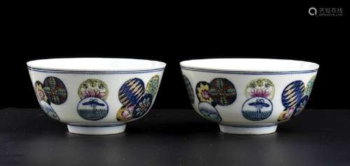 A PAIR OF POLYCHROME ENAMELED PORCELAIN SMALL BOWLS