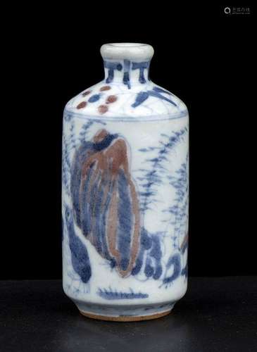 AN UNDERGLAZE BLUE AND COPPER RED PORCELAIN SNUFF BOTTLE