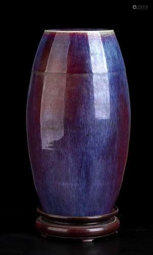 A FLAMBÉ<br />
GLAZED PORCELAIN VASE