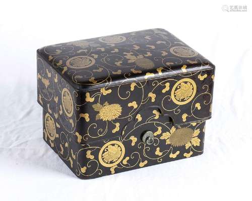 A LACQUERED AND GILT WOOD BOX AND COVER