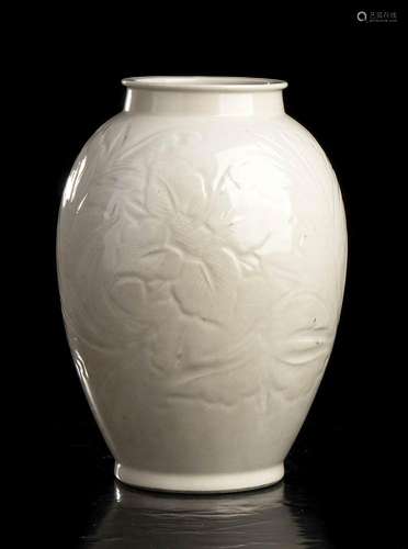 A GLAZED PORCELAIN BALUSTER VASE