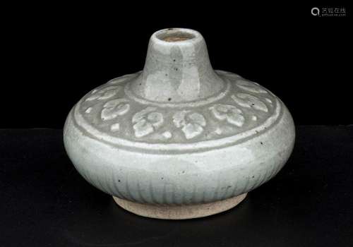 A CÉLADON<br />
GLAZED POTTERY SMALL JARLET