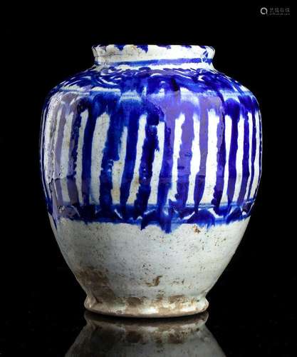 A 'BLUE AND WHITE' CERAMIC VASE