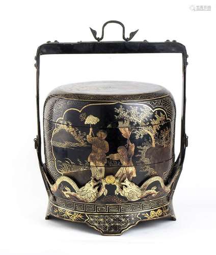 A LACQUERED AND GILT WOOD FOOD BOX