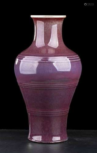 A FLAMBÉ<br />
GLAZED PORCELAIN RIBBED BOTTLE VASE