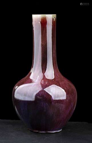 A FLAMBÉ<br />
GLAZED PORCELAIN BOTTLE VASE