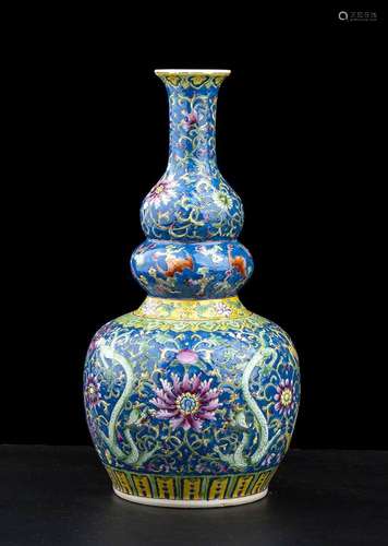 A POLYCHROME ENAMELED PORCELAIN DOUBLE GOURD VASE