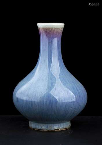 A FLAMBÉ<br />
GLAZED PORCELAIN VASE