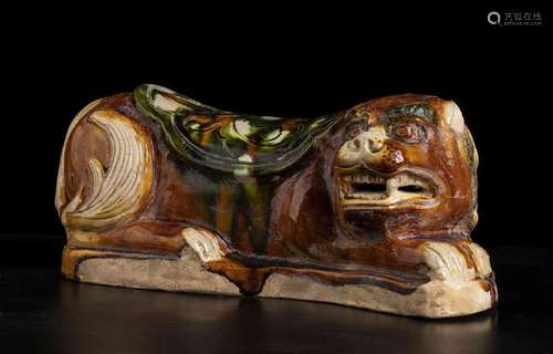 A SANCAI GLAZED CERAMIC LION SHAPED PILLOW