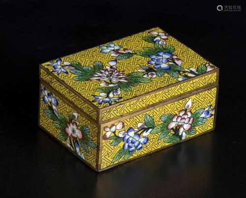 A CLOISONNÉ<br />
ENAMELED METAL BOX AND COVER