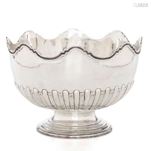 Bowl. Argento fuso e sagomato. Londra 1934. Argentiere Colli...