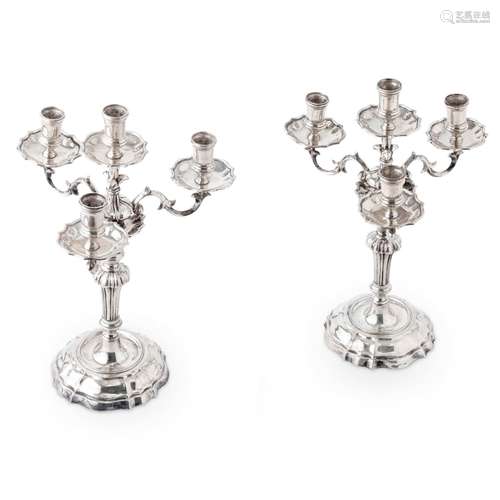 Coppia di candelabri a cinque fiamme. Argenteria milanese de...