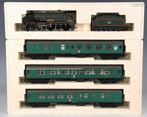 A Hornby Railways gauge OO R.2082 Wellington train pack