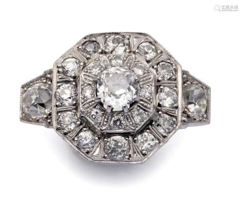 An 18k white gold diamond dress ring