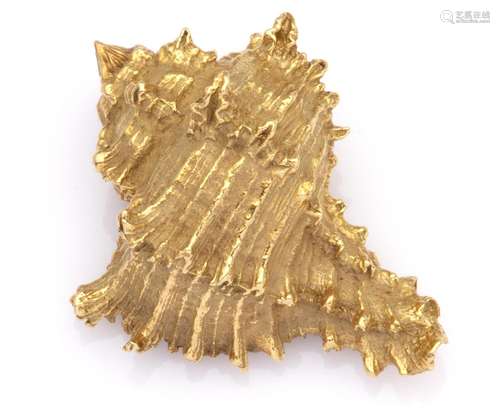 A 14k gold shell brooch