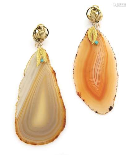 A pair of agate earclips, Grosse.