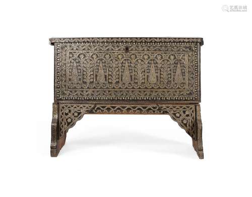 Y A SYRIAN HARDWOOD AND MOTHER OF PEARL INLAID COFFER