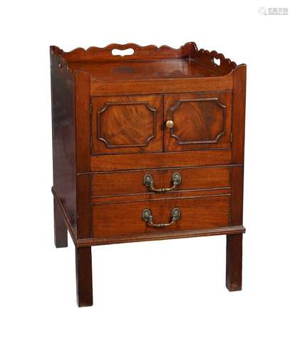 A GEORGE III MAHOGANY BEDSIDE COMMODE