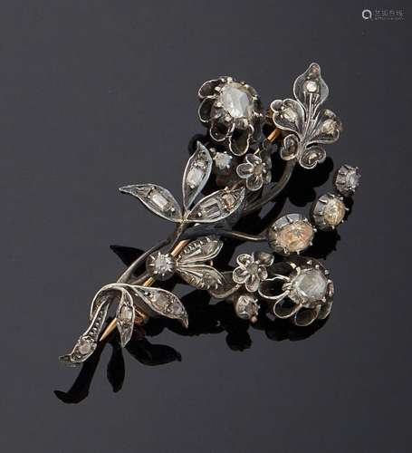 * BROCHE branche fleurie en or et argent, entièrement sertie...