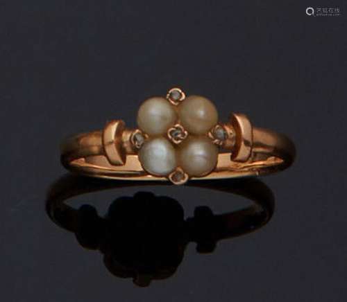 * BAGUE en or rose, le motif composé de quatre petites perle...