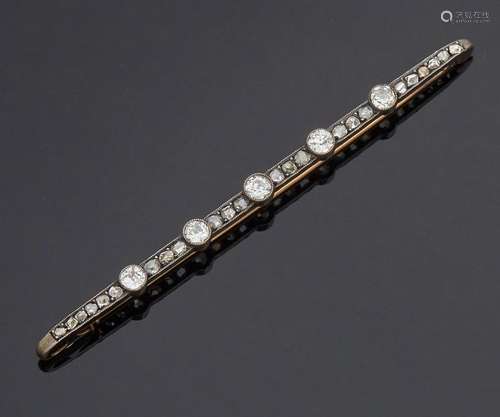 BROCHE barrette en or et argent sertie de 5 diamants de tail...