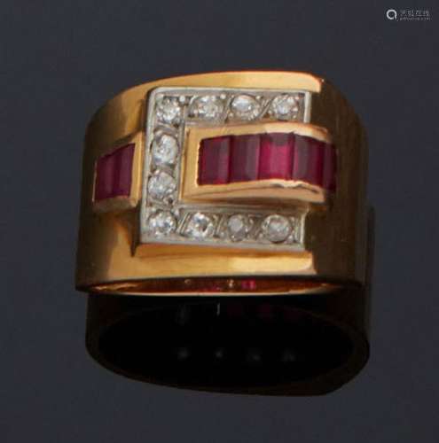 BAGUE dite tank en or rose 750 mm et platine 850 mm ornée d`...