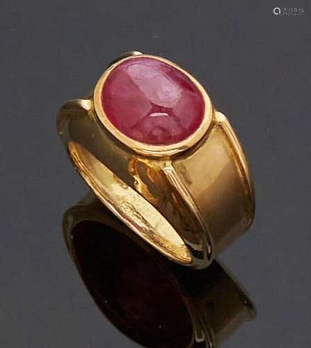 BAGUE jonc en or jaune 750 mm or­née d`un rubis ovale caboch...