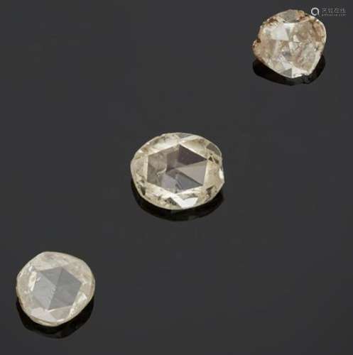 Ensemble de TROIS DIAMANTS :<br />
- Diamant de forme ovale ...