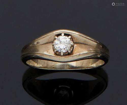 BAGUE d`homme ornée d`un diamant brillanté pesant environ 0,...