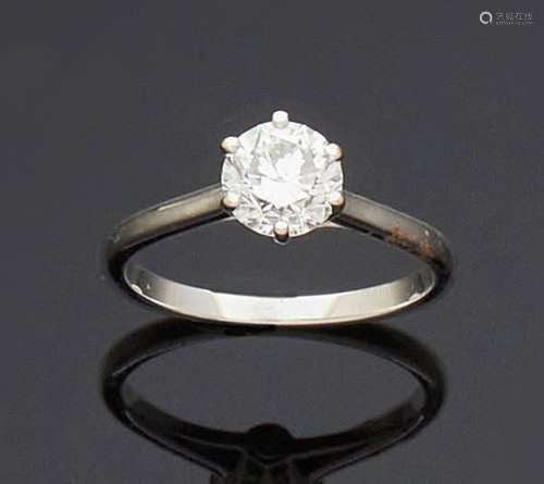 BAGUE en or gris ornée d`un diamant de taille moderne monté ...