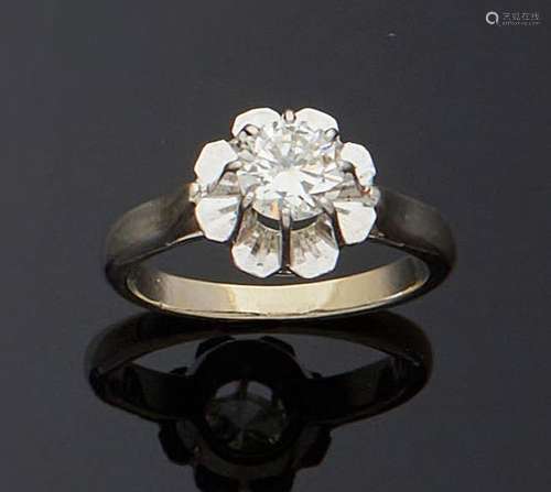 BAGUE en or gris 750 mm et platine sertie d`un diamant brill...