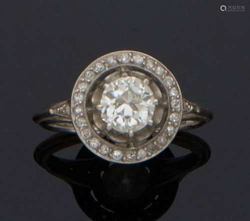 BAGUE en fils de platine 850 mm ornée d`un diamant rond de t...