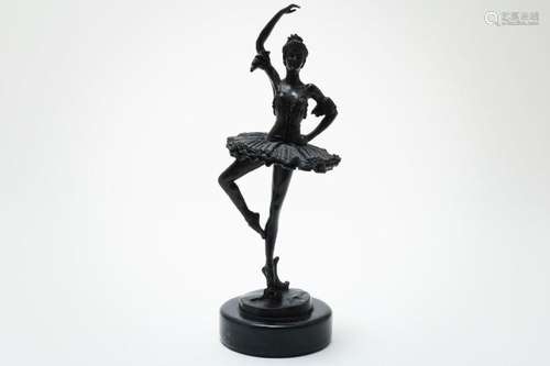 Bronzen sculptuur van danseres