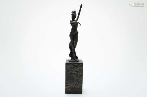 Bronzen sculptuur van danseres