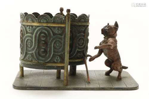 Bronzen Weense brons, pug bij urinoir