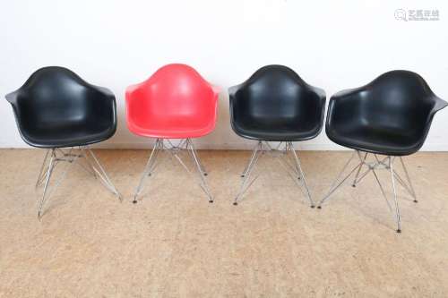 Serie van 4 Vitra-stijl stoelen, 1xrood