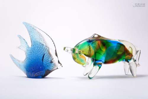 Twee dikglazen sculpturen: stier en vis