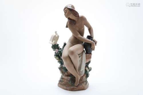 Lladro sculptuur dame met kruik