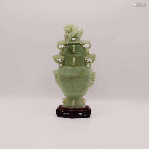 A LARGE CHINESE JADEITE VASE, QING DYNASTY (1644-1911)