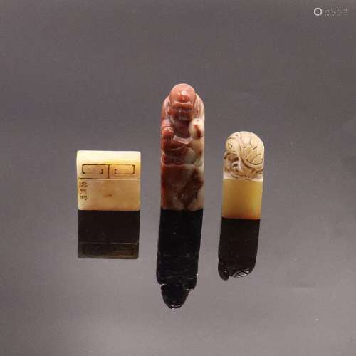 TWO CHINESE AGATE SEALS & ONE SOAPSTONE SEAL, QING DYNAS...