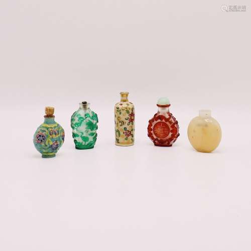 A COLLECTION OF CHINESE PEKING GLASS SNUFF BOTTLES, QING DYN...