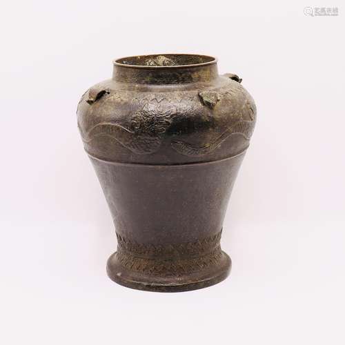 A CHINESE BRONZE VASE, QING DYNASTY (1644-1911)